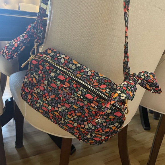 Reversible Floral/Black Crossbody Bag - Picture 2 of 9